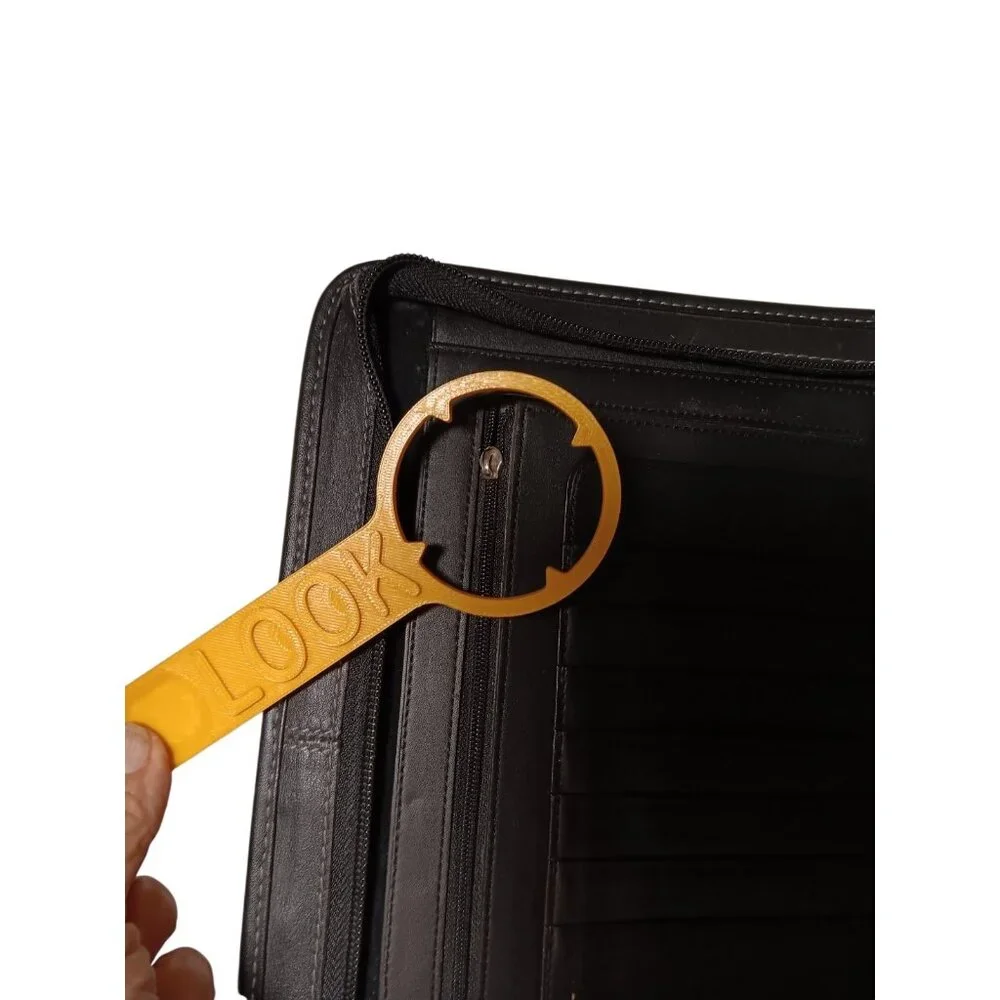 Franklin Covey Classic Black Leather Planner 7 Ring Binder Zipper extras (read)